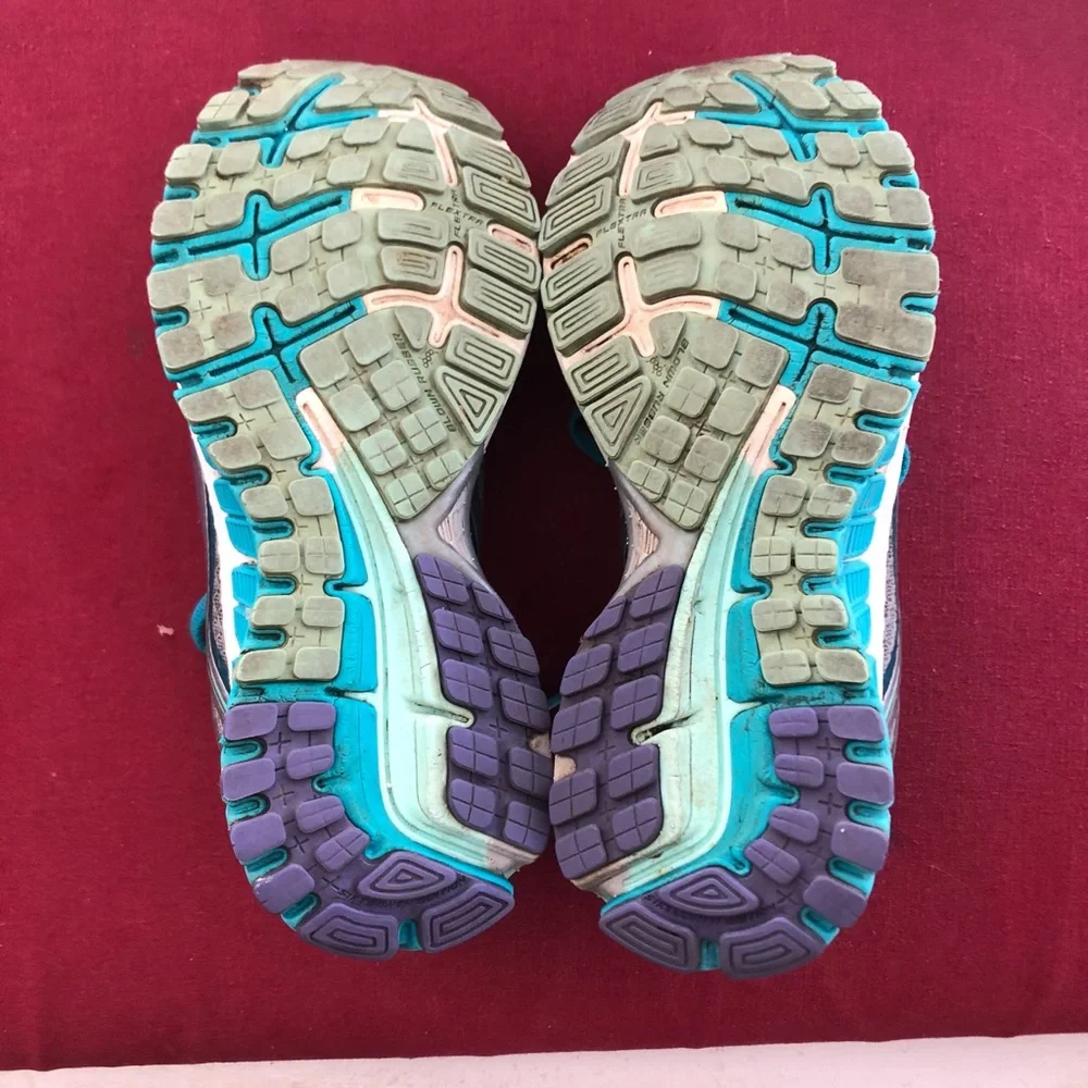 Brooks women’s size 7 athletic shoes. - Picture 6 of 9